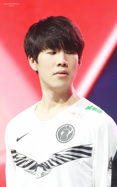 目前LCK联赛前三名的队伍是：T1、DK、GEN Clozer选手以400积分占据POG榜首位置