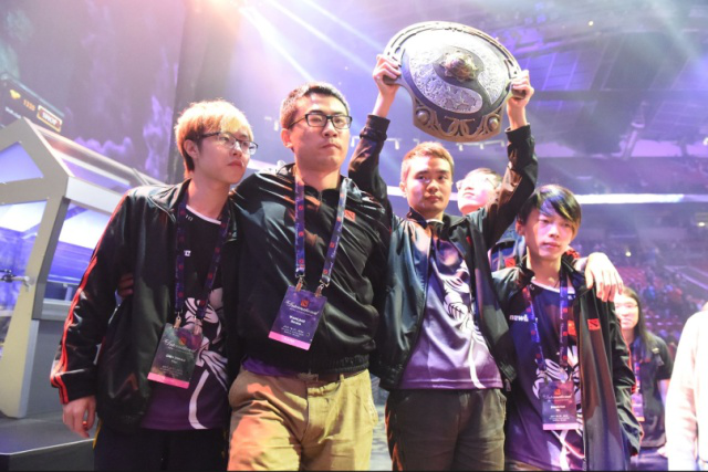 徐哥的野蛮人王喝血秀三杀，Aiming Kaisa骑脸输出。 Dplus KIA 的完美操作拉回一城。